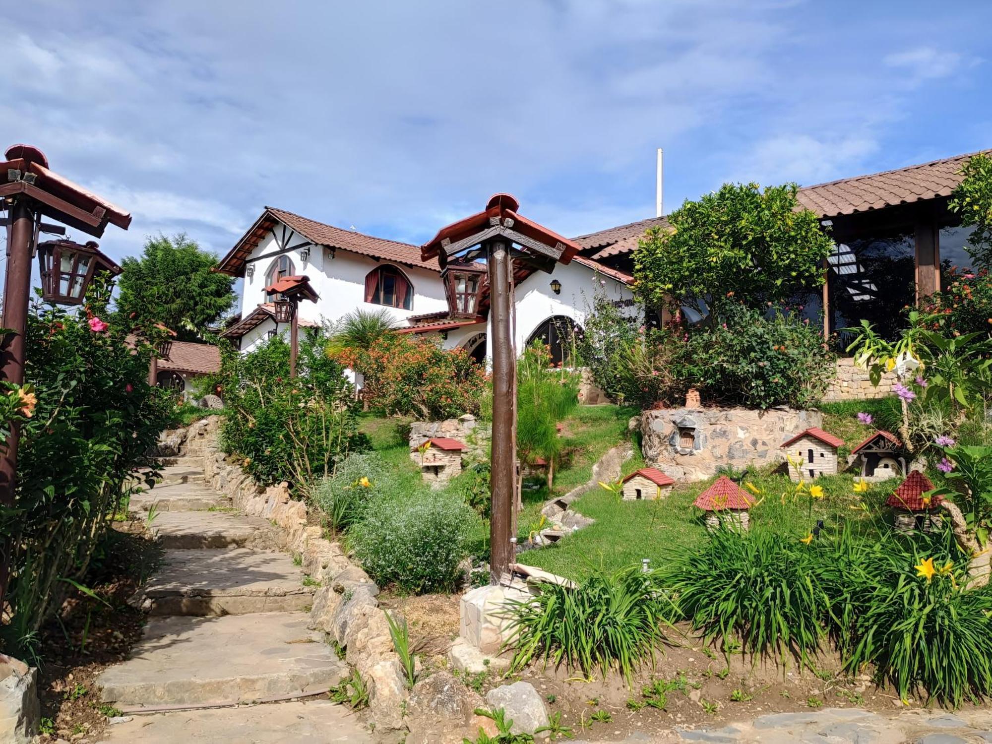 Hotel Villa De Paris Chachapoyas Exterior photo